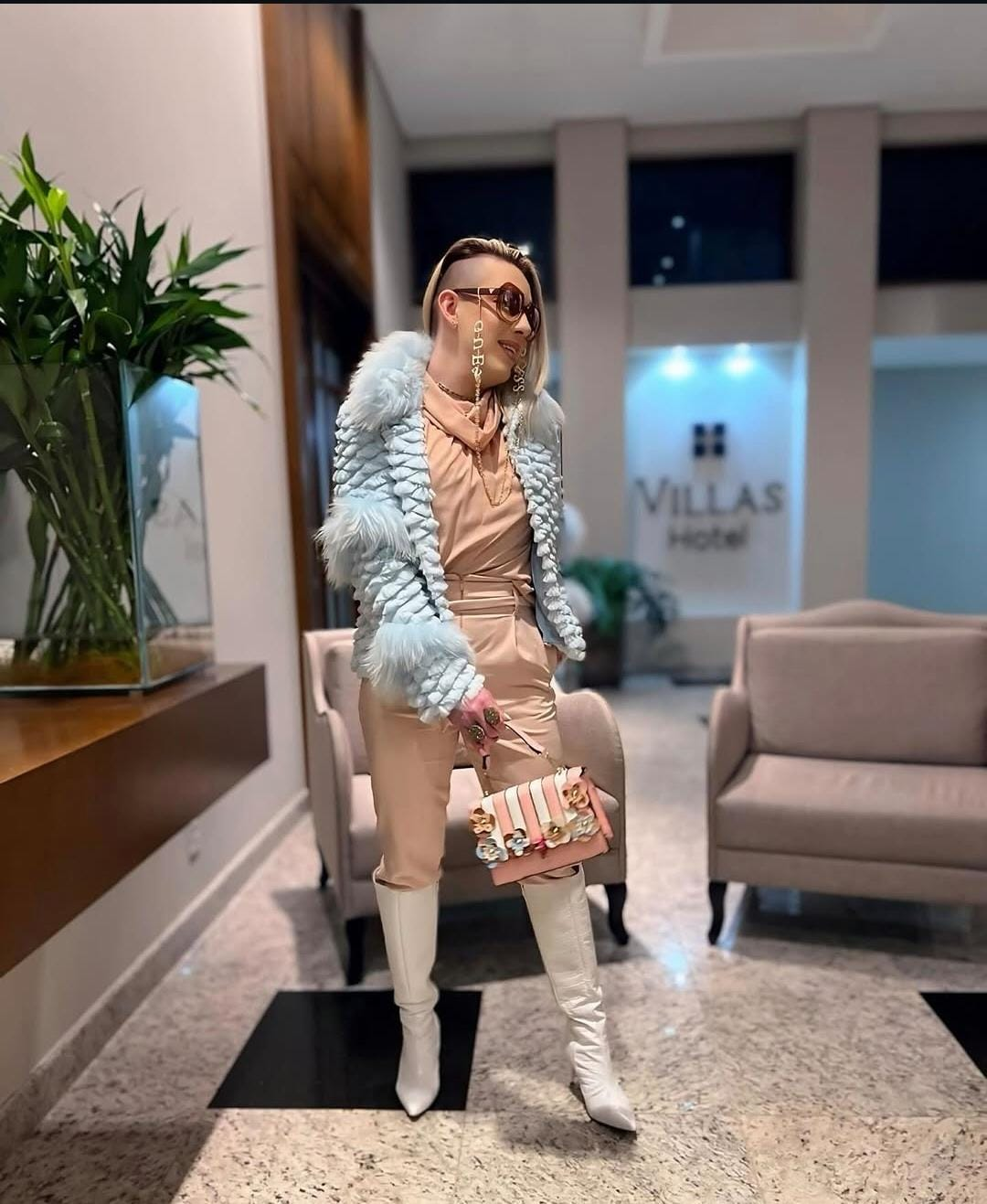 Lady Di em look completo no lobby de um hotel