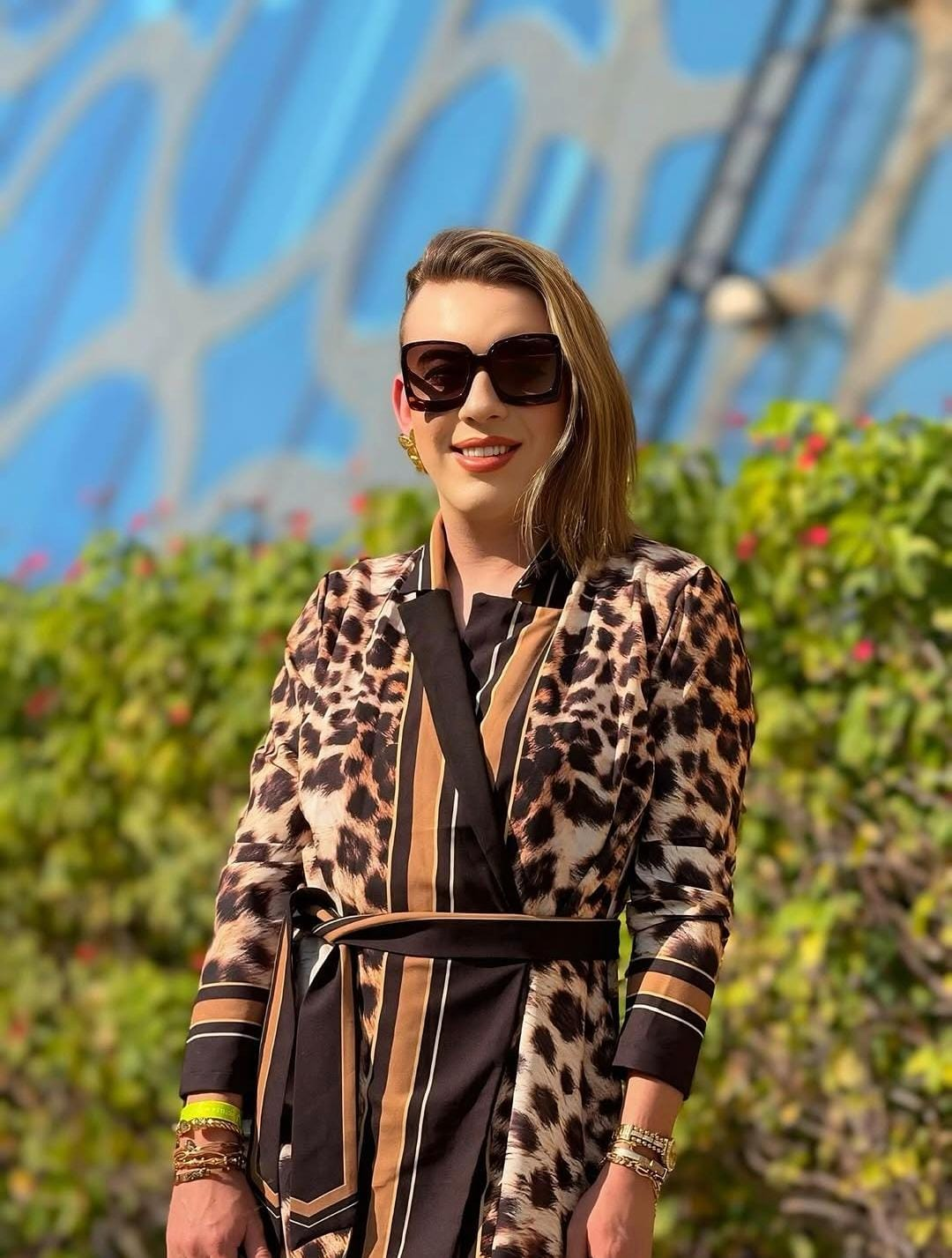 Retrato editorial de Lady Di em look animal print