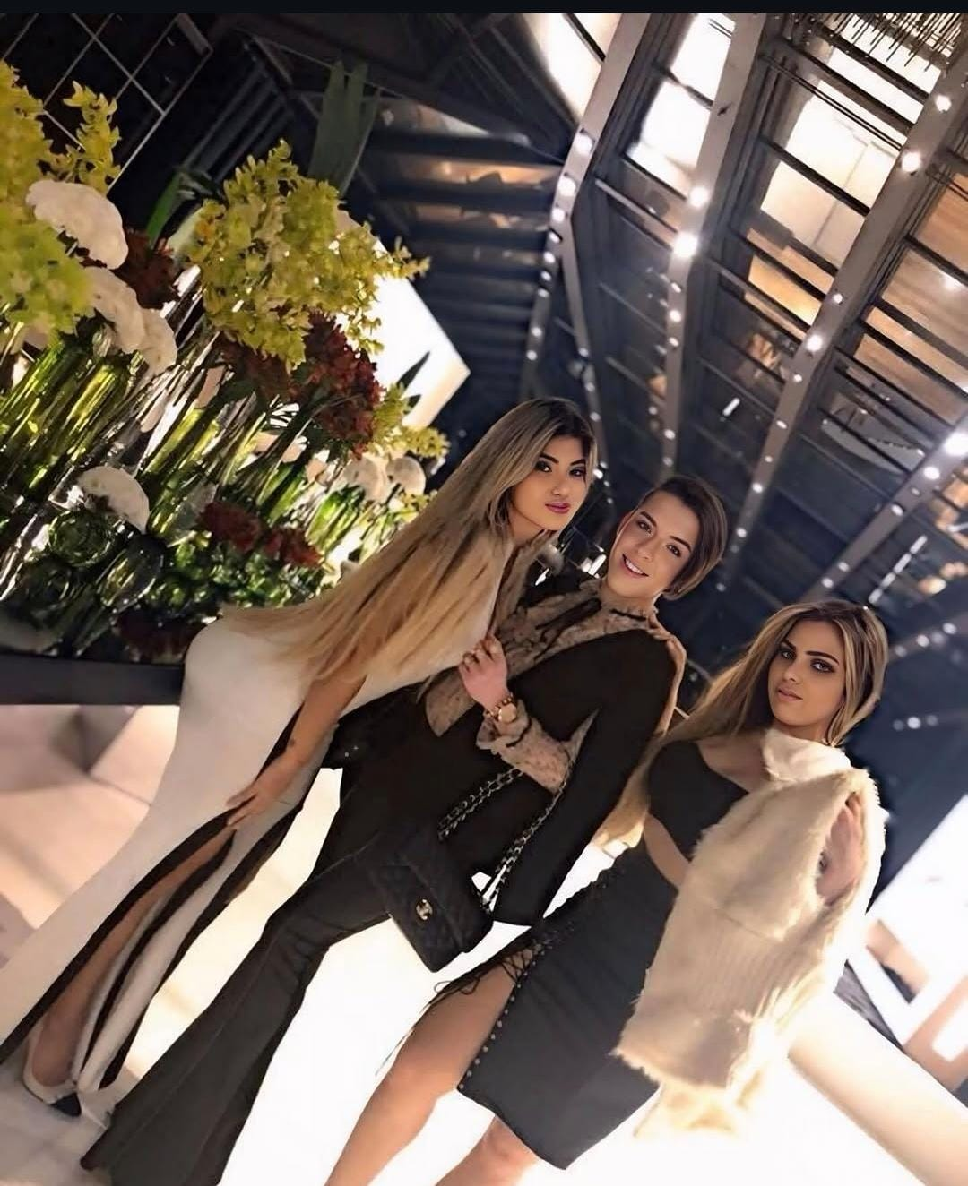 Lady Di em evento noturno de moda ao lado de modelos